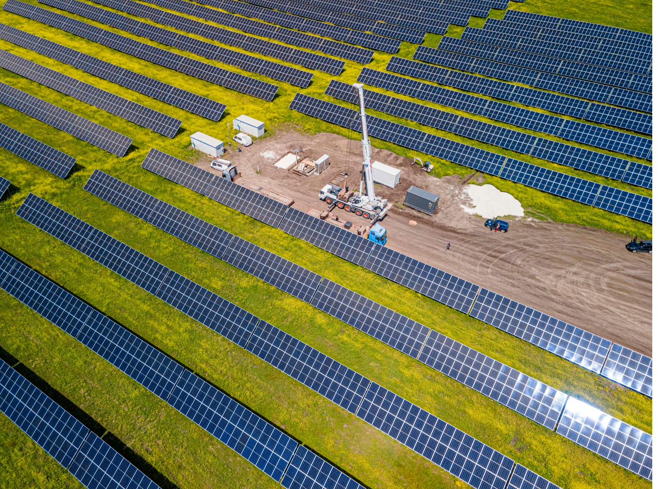 Șantier și stație electrică — parc fotovoltaic