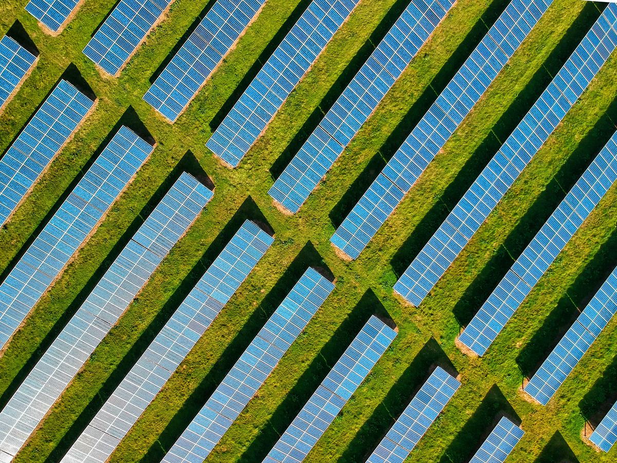 Vedere aeriană a unui parc fotovoltaic de mari dimensiuni