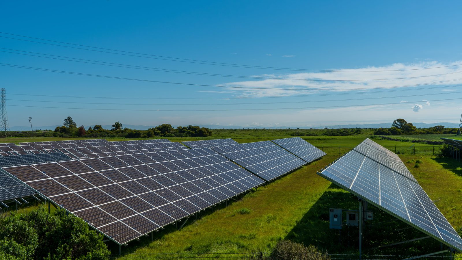 Parc fotovoltaic pe teren agricol extravilan, cu linia electrică de racordare în plan îndepărtat