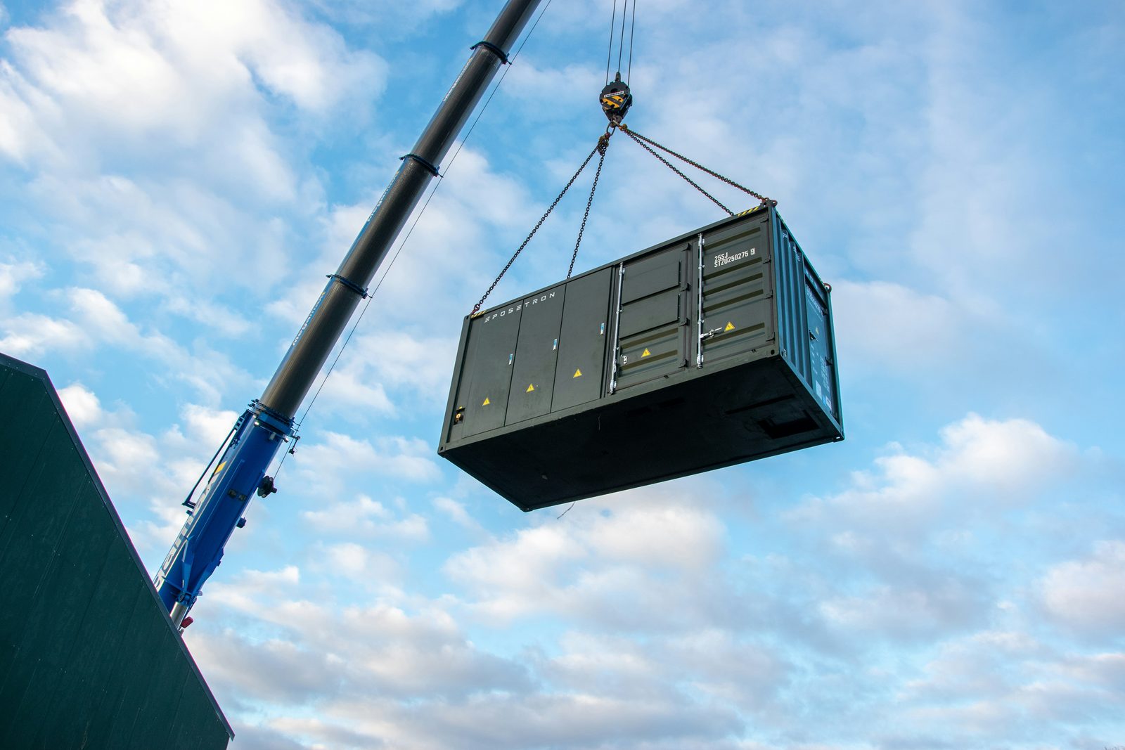 Container BESS pentru stocarea energiei electrice, montat pe platformă betonată