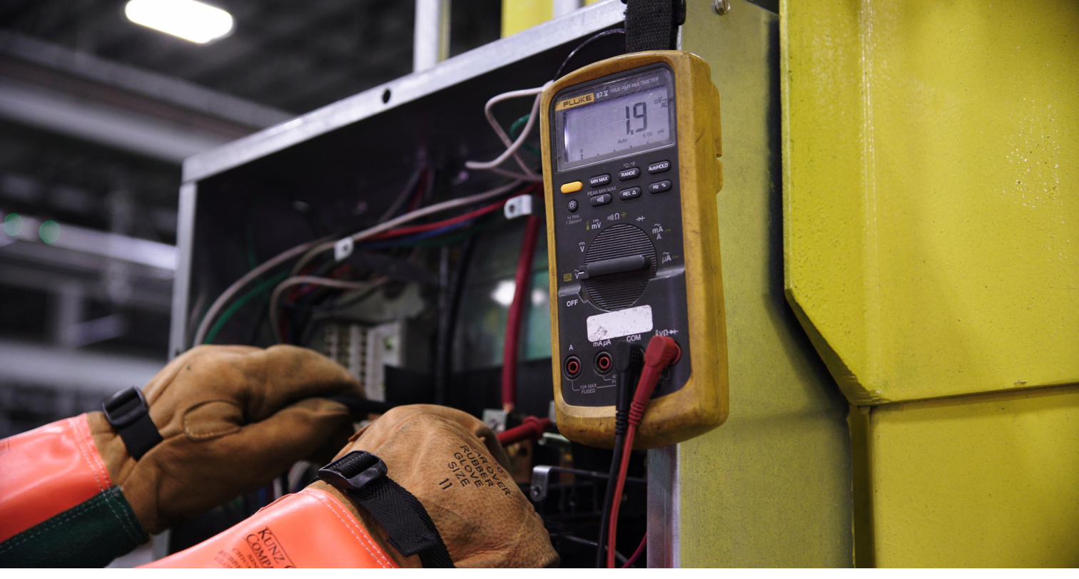 Tablou electric într-o instalație industrială — conturul de consum analizat printr-un audit electroenergetic