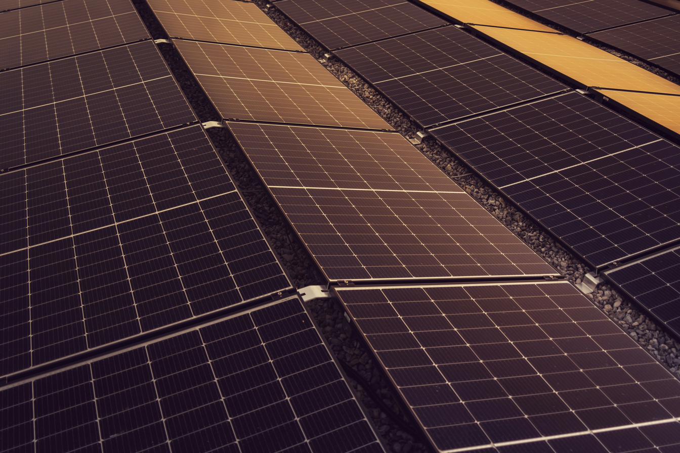 Parc fotovoltaic în construcție — tipul de investiție fundamentată printr-un studiu de fezabilitate